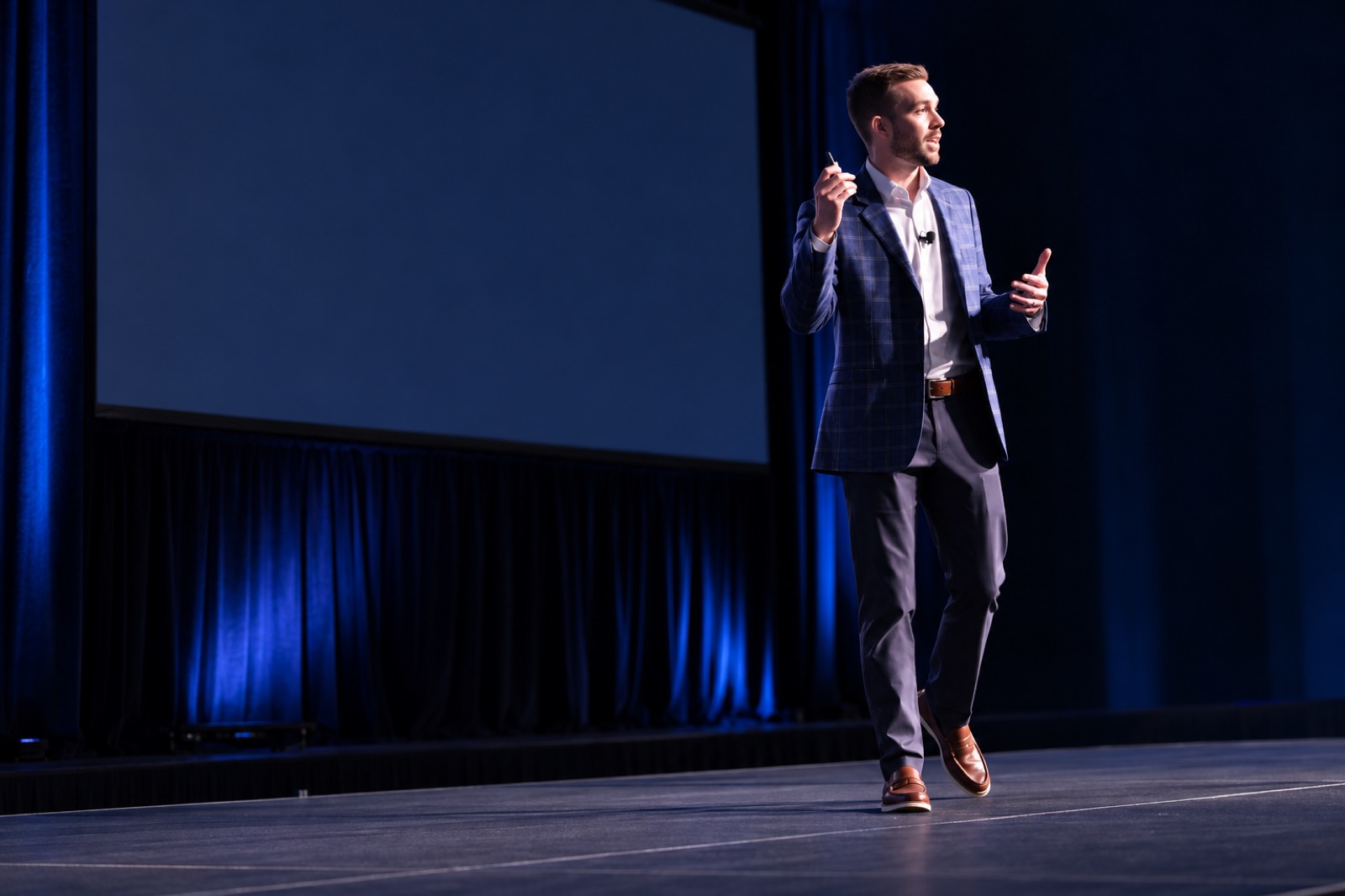 Pierce Dempsey leading a session